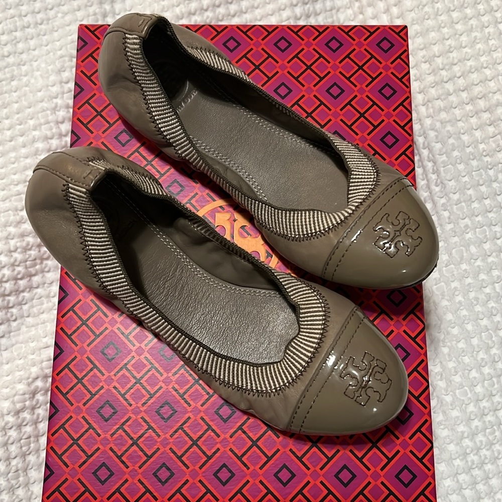 Tory Burch Gabby Ballet Isabel Flat London Gray Size 7 
Pre love, no box - Picture 2 of 6
